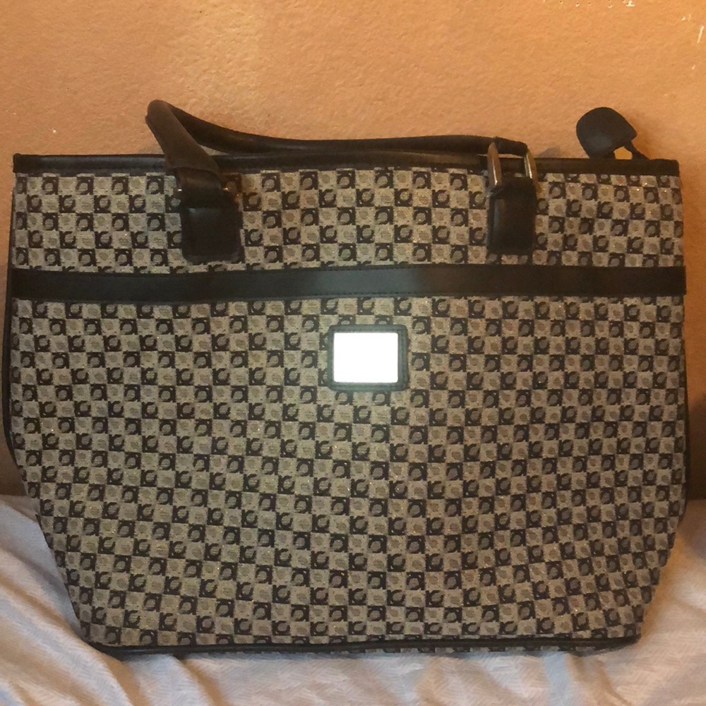 Very roomy purse